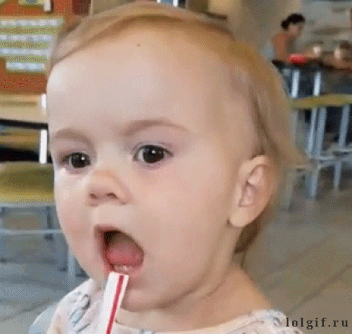 Khi trẻ thử thức uống lạ.