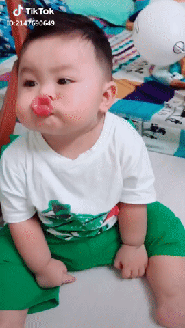 Giống ai đây. Giống ai đây.