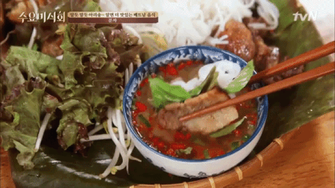 1001 "sáng kiến" cách ăn bún chả Hà Nội của sao Hàn thậm chí người Việt cũng không ngờ tới - Ảnh 4. 1001 "sáng kiến" cách ăn bún chả Hà Nội của sao Hàn thậm chí người Việt cũng không ngờ tới - Ảnh 4.