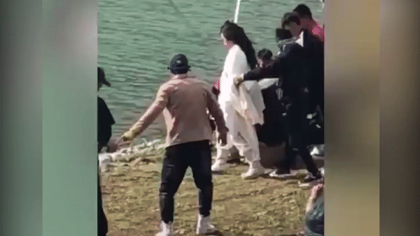 Vân Tịch "ám sát" các thành viên đoàn phim Vân Tịch "ám sát" các thành viên đoàn phim