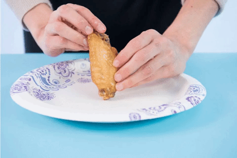 Hai cách ăn cánh gà dễ dàng và siêu nhanh ảnh 3