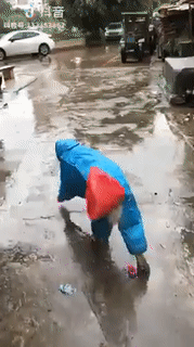 Mưa rồi ra đường nhớ mang áo nha Mưa rồi ra đường nhớ mang áo nha