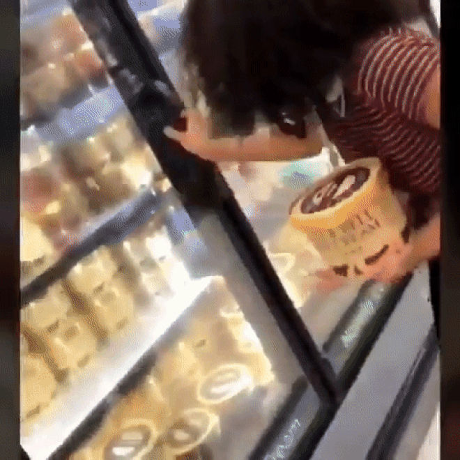 Đ&#227; x&#225;c minh được nh&#226;n dạng c&#244; g&#225;i thản nhi&#234;n nếm kem rồi trả lại chỗ cũ, chuẩn bị đối mặt với mức &#225;n 20 năm t&#249; giam - Ảnh 2.