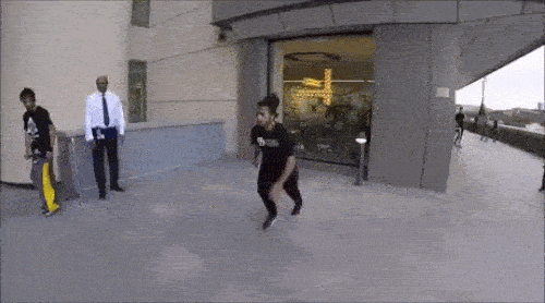 Pha hụt chân lại thành màn biểu diễn đẹp mắt.