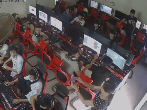 Thấy con trai chơi game ở quán net, người mẹ có hành động lạ khiến cậu bé xấu hổ đứng phắt dậy đi về-1