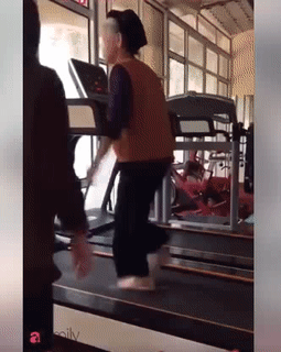 Bà cứ nhìn tôi mà làm. Bà cứ nhìn tôi mà làm.