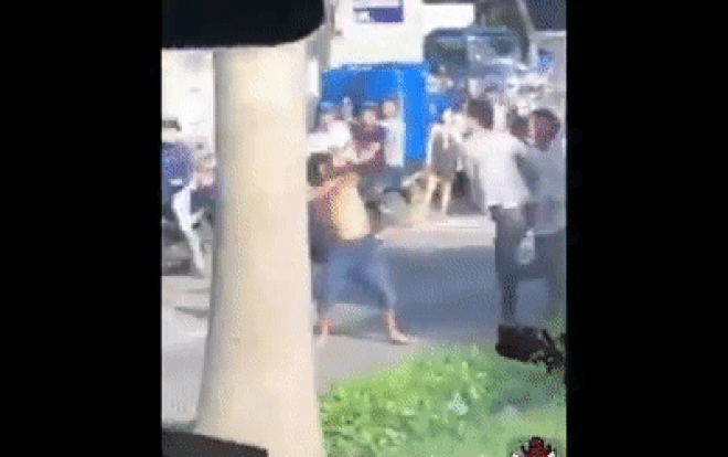 Người đàn ông đánh vợ giữa đường nhận ngay bài học đích đáng ảnh 1 Nam thanh niên thấy chuyện bất bình đã lao vào đánh ông chồng vũ phu