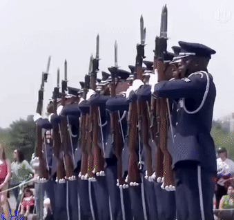 Lính nhà người ta.