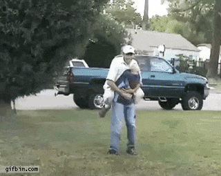 Trò nghịch ngầm hết đỡ nổi của bố và con khi mẹ vắng nhà ảnh 2