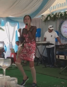 Mừng đứa cháu thoát ế.