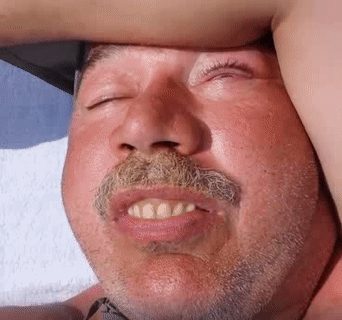 Tránh ra không bắn vào mặt.