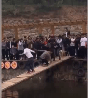 Ai đẩy tôi xuống vậy. Ai đẩy tôi xuống vậy.