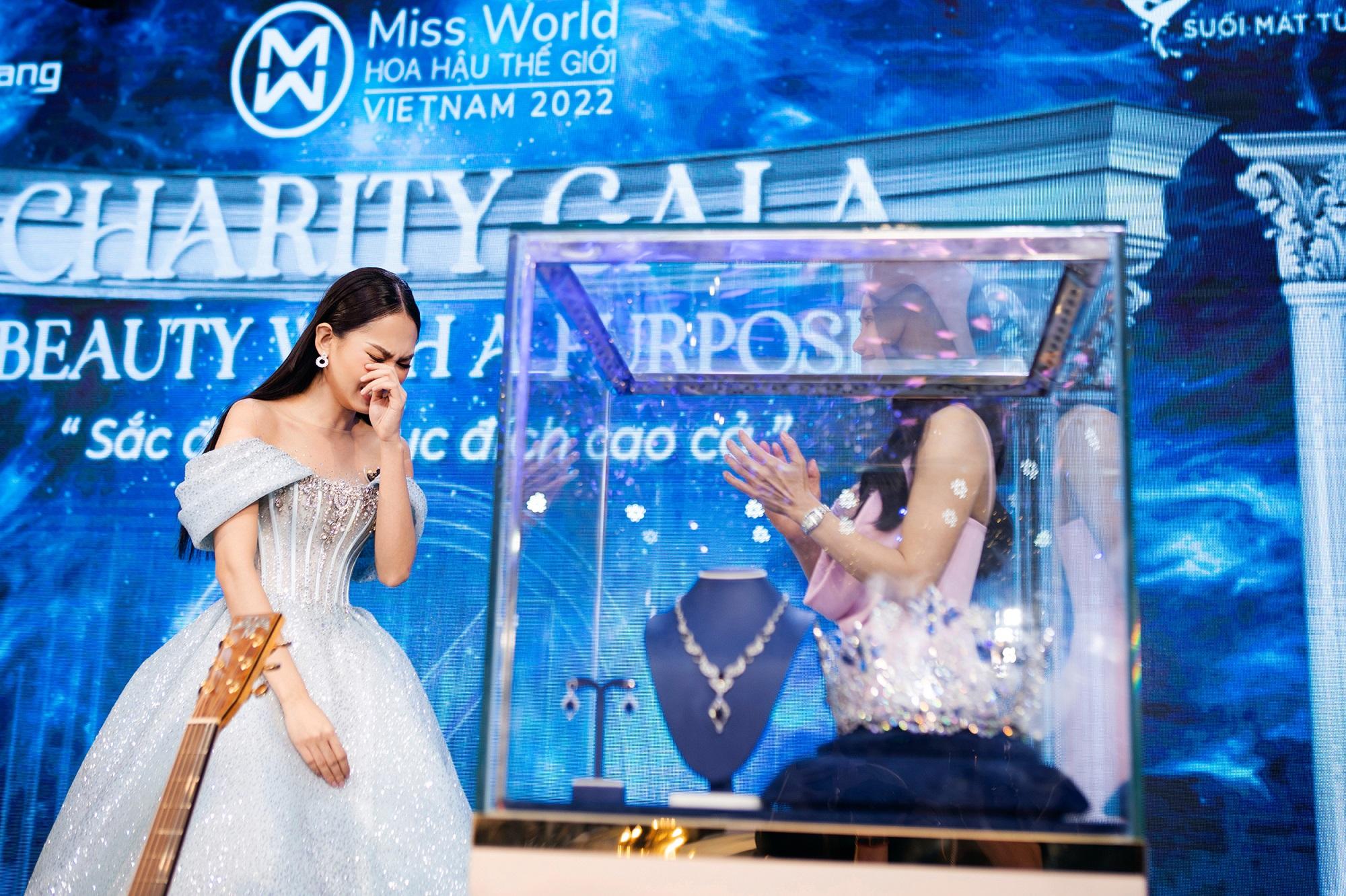 Hoa hậu Mai Phương khóc nức nở trong buổi đấu giá từ thiện.