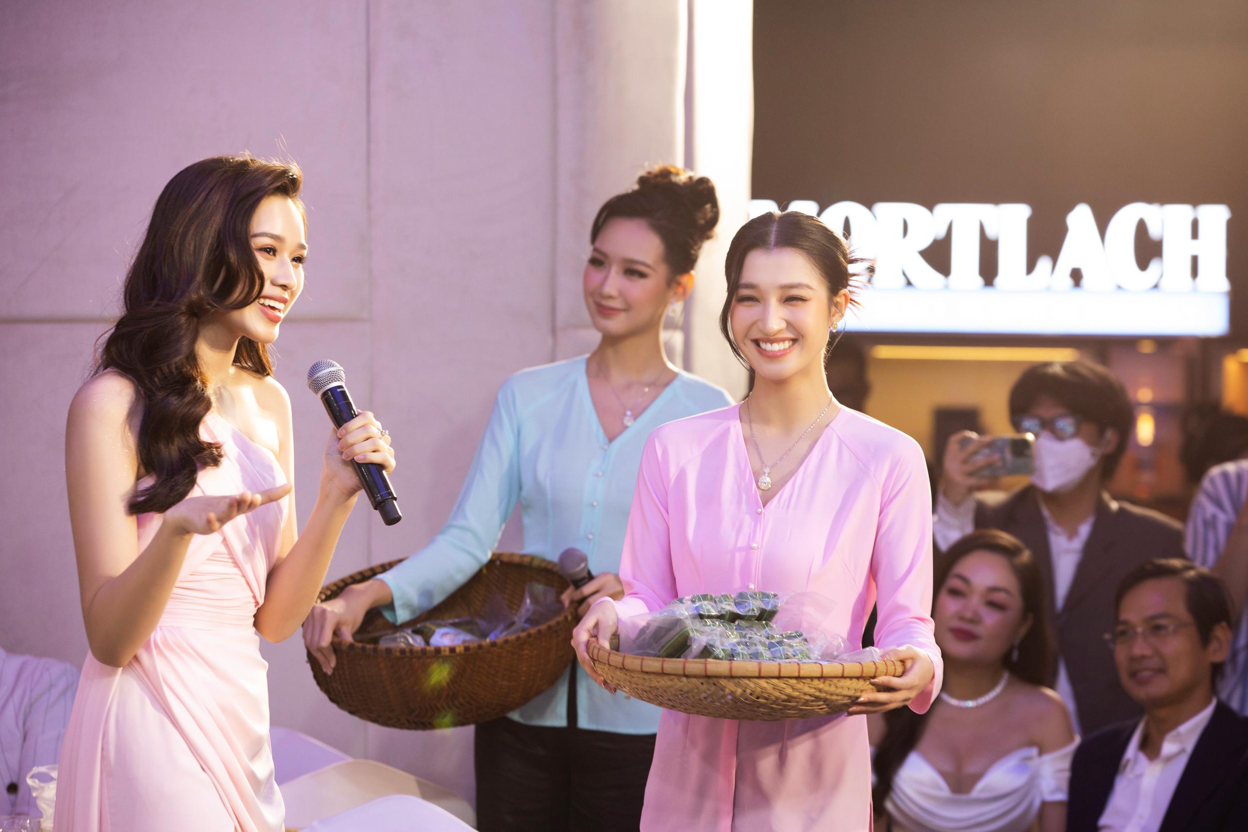 Hoa hậu Đỗ Thị Hà mua bánh tét và nem ủng hộ Bảo Ngọc, Phương Nhi.