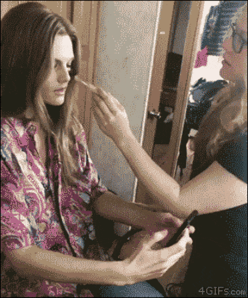 Thế này sao mà trang điểm được chứ.