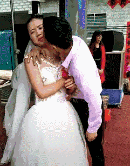 Cưới thì có thể nhưng hôn lại là chuyện khác. Cưới thì có thể nhưng hôn lại là chuyện khác.