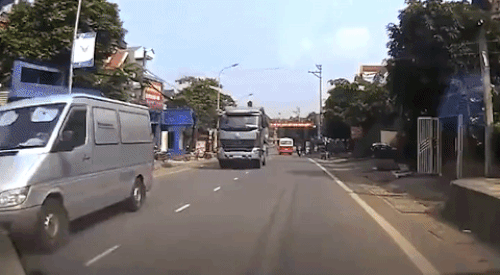 Qua đường phong cách ninja Việt. Qua đường phong cách ninja Việt.