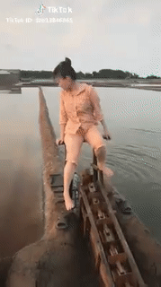 Ai tát nước cùng em không.