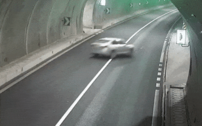 Khoảnh khắc chiếc xe ô tô đâm vào tường hầm.