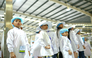 Các vị khách sữa học đường "nhí" chăm chú ngắm nhìn quy mô siêu nhà máy hiện đại. Lần đầu tiên những khách mời được tận mắt thấy công nghệ tiệt trùng UHT và công nghệ chiết rót vô trùng của Vinamilk. Các vị khách sữa học đường "nhí" chăm chú ngắm nhìn quy mô siêu nhà máy hiện đại. Lần đầu tiên những khách mời được tận mắt thấy công nghệ tiệt trùng UHT và công nghệ chiết rót vô trùng của Vinamilk.