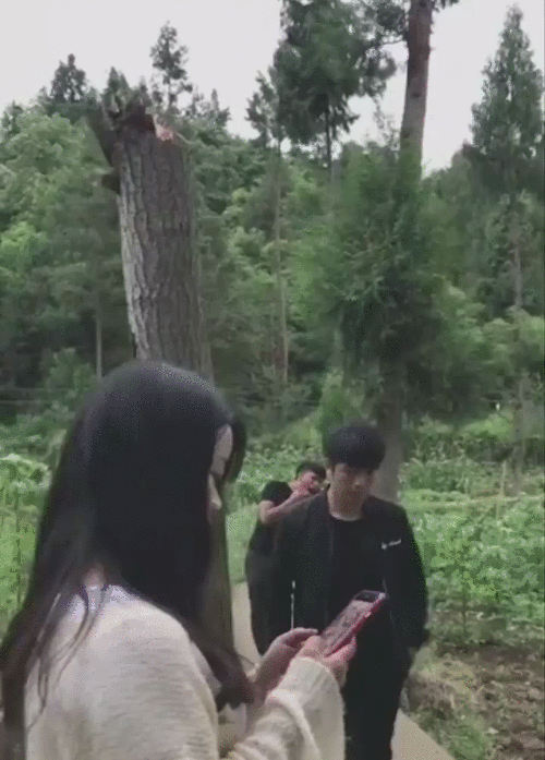 Trả giá vì làm màu trước mặt gái xinh.