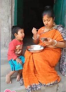 Không biết đang cho ai ăn nữa. Không biết đang cho ai ăn nữa.