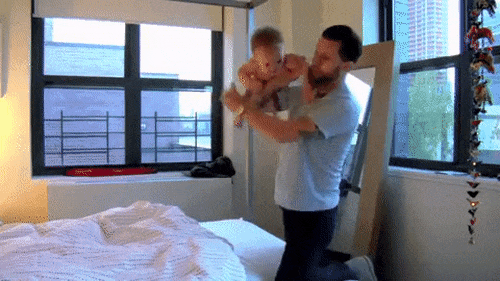 Trò nghịch ngầm hết đỡ nổi của bố và con khi mẹ vắng nhà ảnh 4