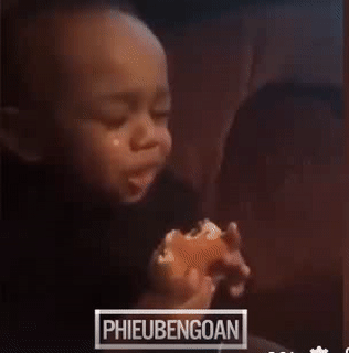 Vừa bị Bố mắng mà lại bắt ăn.