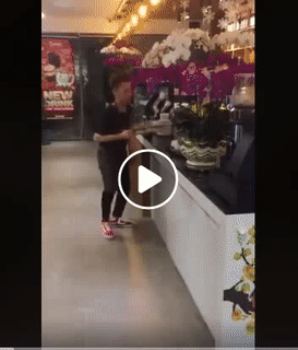 Bồi bàn cũng phải có phong cách