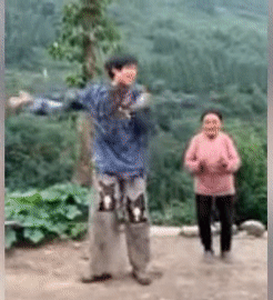 Múa mua vui cho bà... Múa mua vui cho bà...