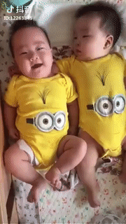 Nhìn mặt cậu buồn cười lắm