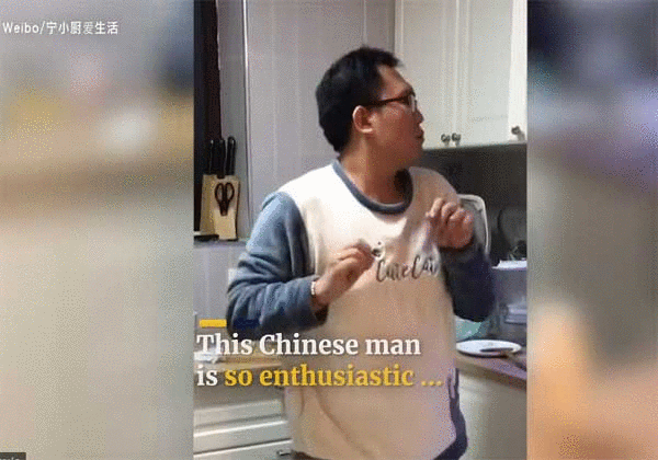 Xem ông chồng vừa nấu bếp vừa nhảy cực sành điệu