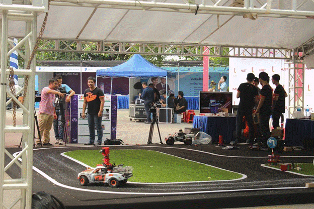 “Cuộc thi công nghệ xe tự hành thường niên” “Cuộc thi công nghệ xe tự hành thường niên”