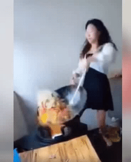 Vào bếp cũng phải có thần thái.