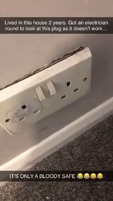 Kêu thợ đến sửa ổ điện bị hư, chủ nhà phát hiện bên trong là một ngăn chứa bí mật đựng những "món đồ" không ngờ đến - Ảnh 1. Kêu thợ đến sửa ổ điện bị hư, chủ nhà phát hiện bên trong là một ngăn chứa bí mật đựng những "món đồ" không ngờ đến - Ảnh 1.