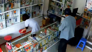 Ai nhanh tay nhúp bằng tay anh.