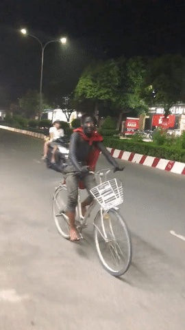 Anh em năm châu ủng hộ các bạn.