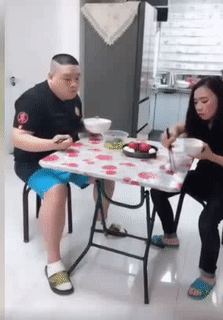 Còn ăn uống gì nữa.