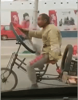 Anh rất yên đời. Anh rất yên đời.