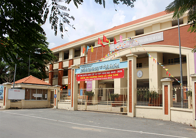 Dòng kênh ô nhiễm chảy qua THCS Lê Văn Tám và Học viện Cán bộ TP.HCM - ảnh: Tuấn Anh Dòng kênh ô nhiễm chảy qua THCS Lê Văn Tám và Học viện Cán bộ TP.HCM - ảnh: Tuấn Anh