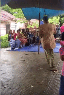 Khi trưởng làng em đi ăn cưới.