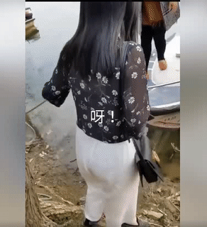 Nắm lấy tay nhau.