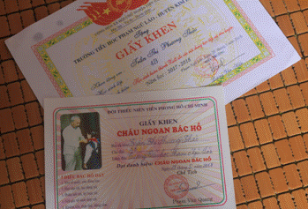 Những giấy khen là thành quả suốt 4 năm học của em ở Trường Tiểu học Phạm Ngũ Lão Những giấy khen là thành quả suốt 4 năm học của em ở Trường Tiểu học Phạm Ngũ Lão