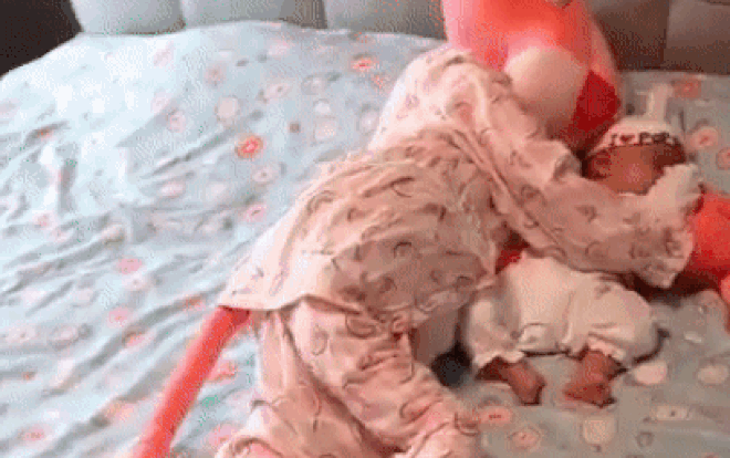 Gấu bông được mặc quần áo của mẹ rồi nằm ôm bé ngủ Gau bong duoc mac quan ao cua me roi nam om be ngu