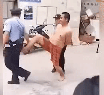 Cứ đạp cái cho bõ ghét. Cứ đạp cái cho bõ ghét.