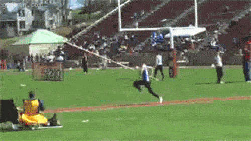 Những pha tai nạn "tan nát đời trai" ảnh 2 Ủ uôi, qua rồi mà cũng không tha cơ đấy.