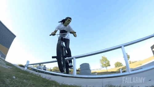 Những pha tai nạn "tan nát đời trai" ảnh 3 Ơ hay, sao đang