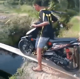 Rất nể bác đẩy xe.