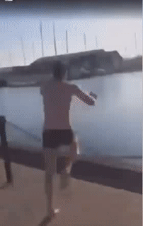 Nóng quá tắm thôi.