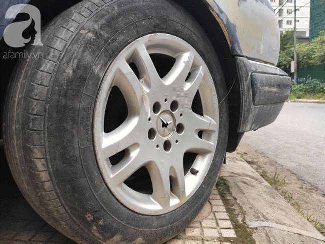 Cận cảnh nhiều xe sang hiệu Mercedes, BMW, Camry hết đát bị vứt bỏ trên vỉa hè Hà Nội-6
